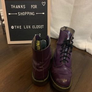 DR. MARTENS LACE UP BOOT